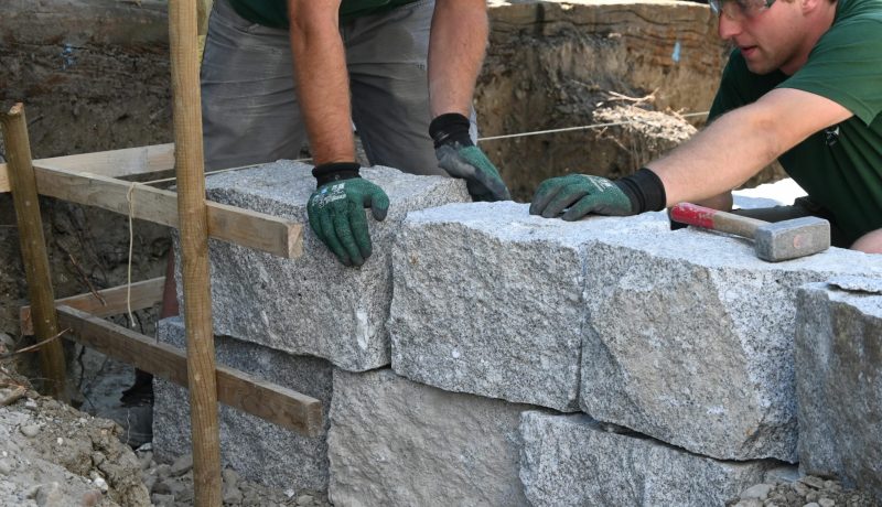 Präzision an der Mauer Maibachgartenbau